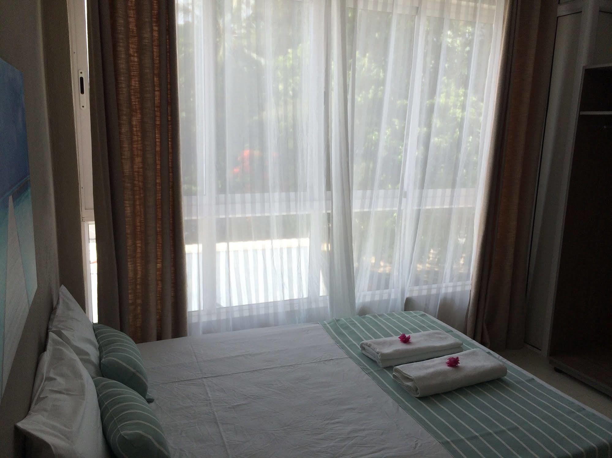 Seaview Holiday Apartments Grand Baie Bagian luar foto